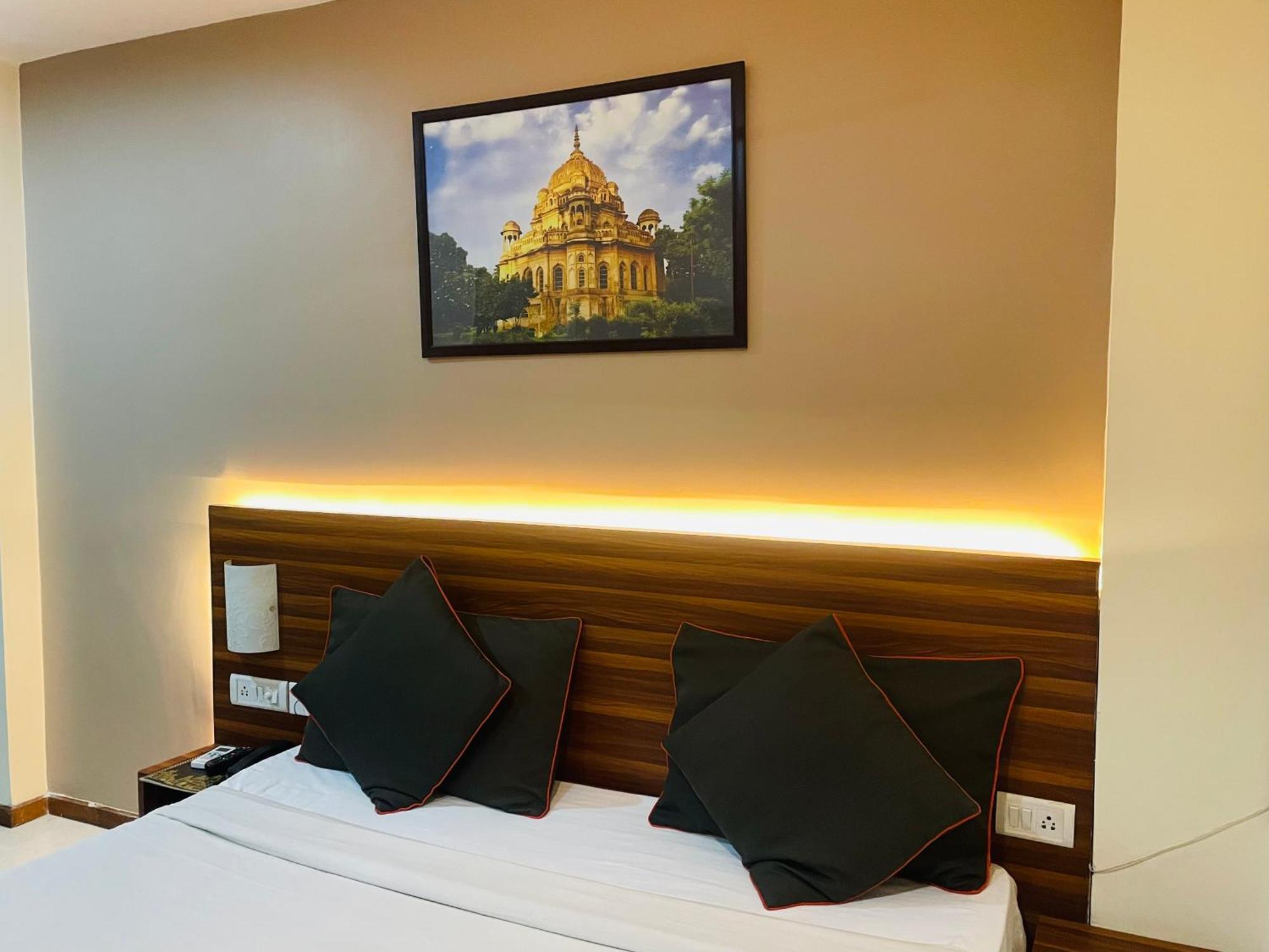 The Royal Presidency Inn 勒克瑙 外观 照片