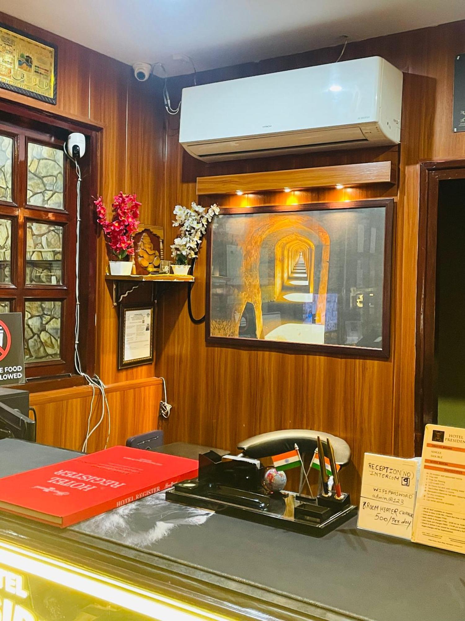 The Royal Presidency Inn 勒克瑙 外观 照片